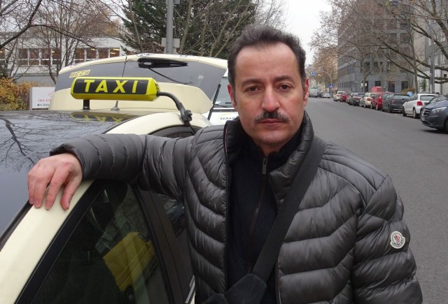 Seit 1999 fährt Hayrettin Şimşek in Berlin Taxi. Eigentlich wollte er damit nur die Zeit bis zum Beginn seines BWL-Studiums überbrücken. Doch er hat sich in den Job verliebt. Seit dem Jahr 2000 ist er selbstständig. Er ist auch Redakteur der Branchenzeitschrift »Taxi Times«.