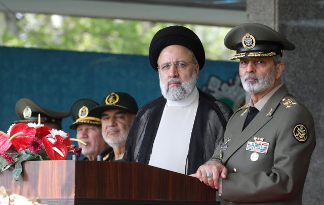 Der iranische Präsident Ebrahim Raisi (2.v.r.) nimmt an der Parade zum Tag der Armee auf einem Militärstützpunkt im Norden Teherans teil. Bei einem Auftritt bei der Parade warnte Raisi Israel erneut vor jeder militärischen Aktion gegen den Iran.