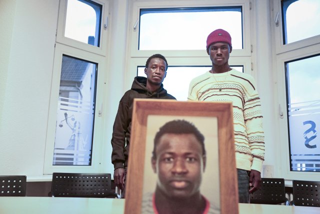 Sidy und Lassana Dramé (v.l.n.r.) im Januar während einer Pressekonferenz in Dortmund mit einem Foto ihres von Polizisten erschossenen Bruders Mouhamed