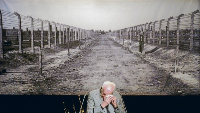 Kurt Julius Goldstein bei seiner Rede zum 60. Jahrestag der Befreiung von Auschwitz im Deutschen Theater in Berlin
