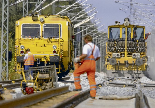Bald ist es wieder soweit: Schienenarbeiten nahe dem Bahnhof Friesack (Havelland) im August 2003