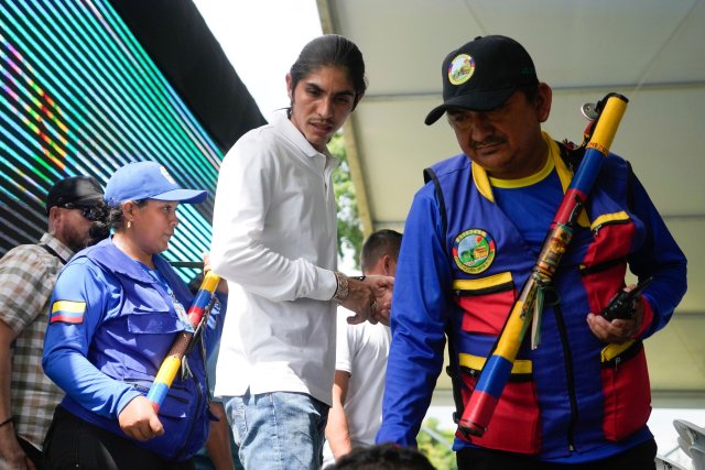 Andrey Avendano (M), Unterhändler des zentralen Generalstabs der Revolutionären Streitkräfte Kolumbiens (Farc), trifft zu Friedensgesprächen mit der kolumbianischen Regierung ein. Die Gespräche mit der Farc-Dissidenz »Estado Mayor Central« hat die Regierung hingegen abgebrochen.