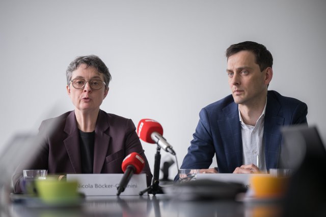 Nicola Böcker-Giannini und Martin Hikel bei einer Pressekonferen...