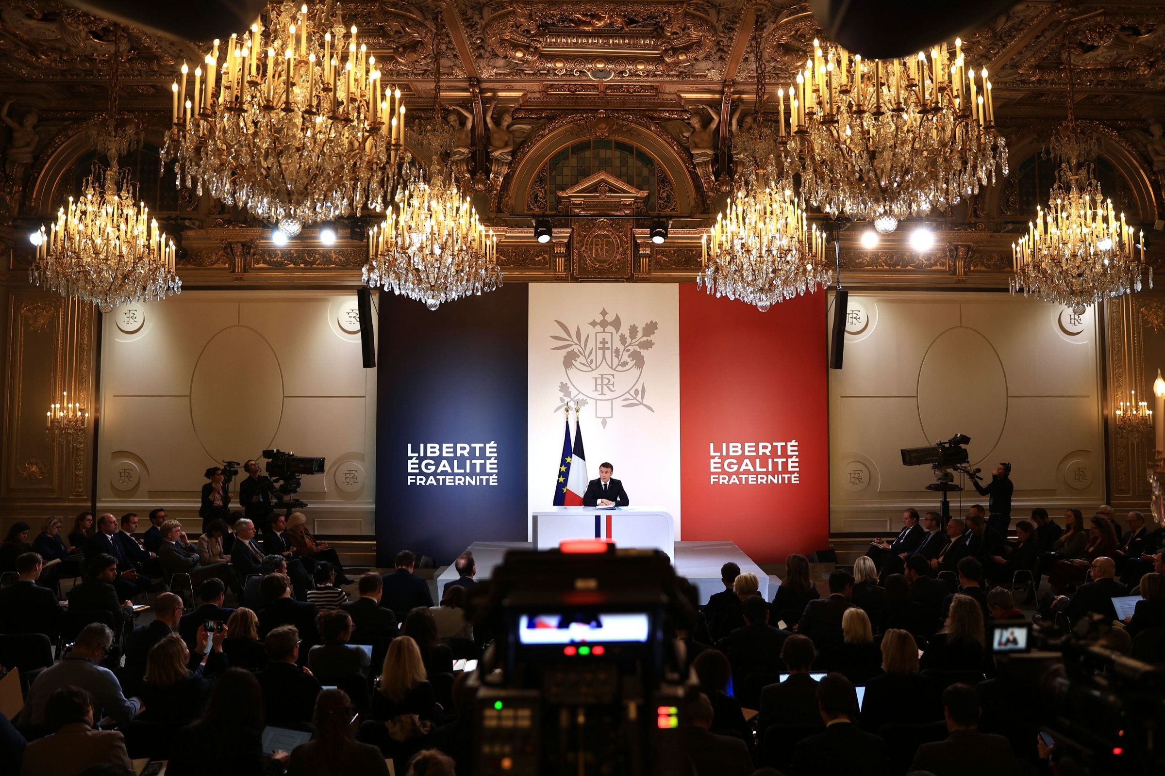 France : Passage presse à Paris : Macron copie de Gaulle