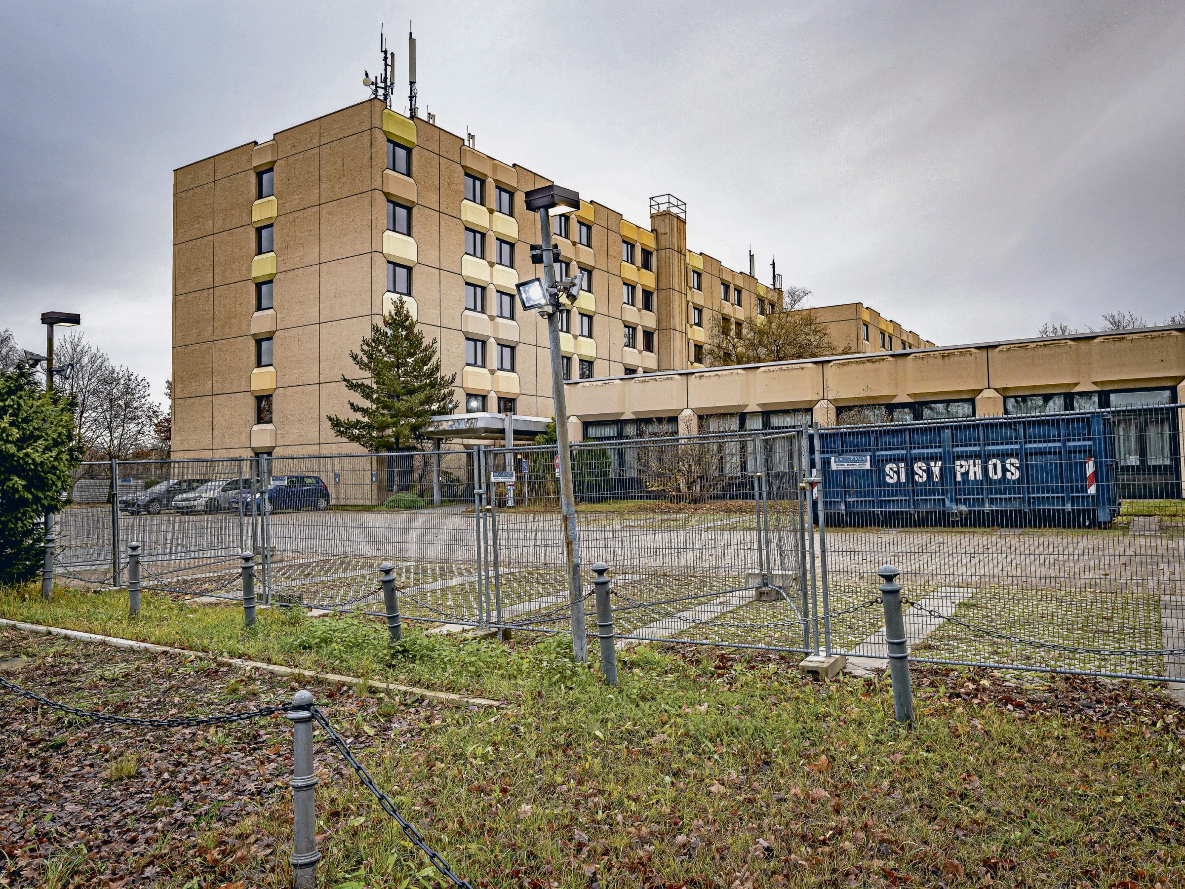 Das ehemalige Hotel liegt nur zehn Minuten vom mittlerweile stillgelegten Flughafen Tegel entfernt.