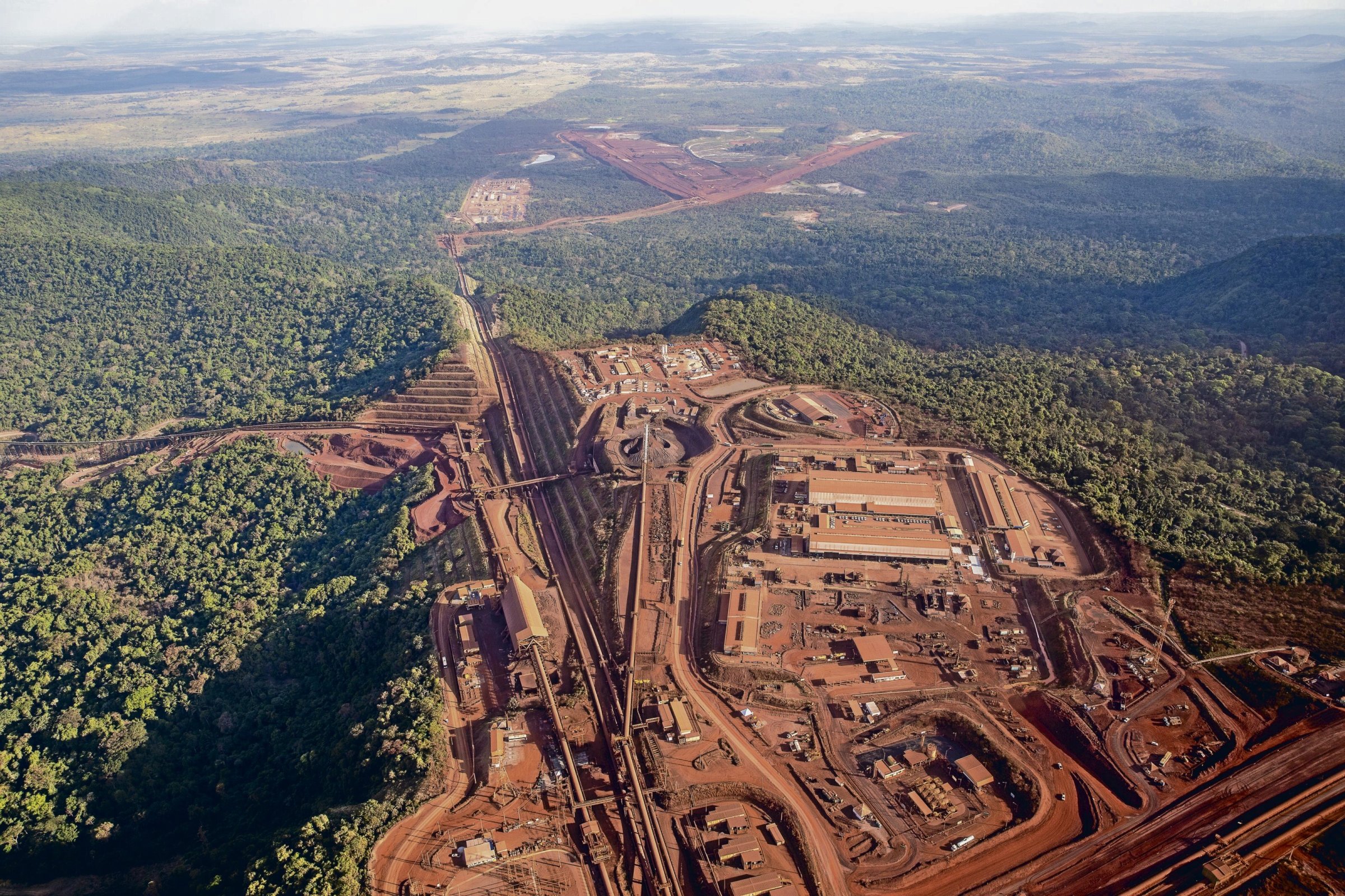 Fluch oder Segen? Die Carajas-Mine, eine der größten Eisenerzminen der Welt, liegt im Amazonas-Regenwald im Norden von Brasilien.