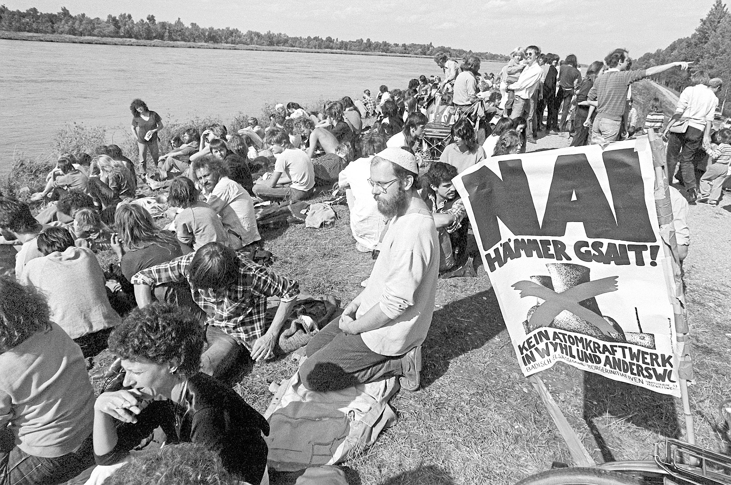 Erfolgreicher Protest: Die hier auf einer Demo 1983 gezeigte Parole »Nai hämmer gsait!« (Nein haben wir gesagt) prangt heutzutage auf einem Findling am einst geplanten AKW-Standort Wyhl.