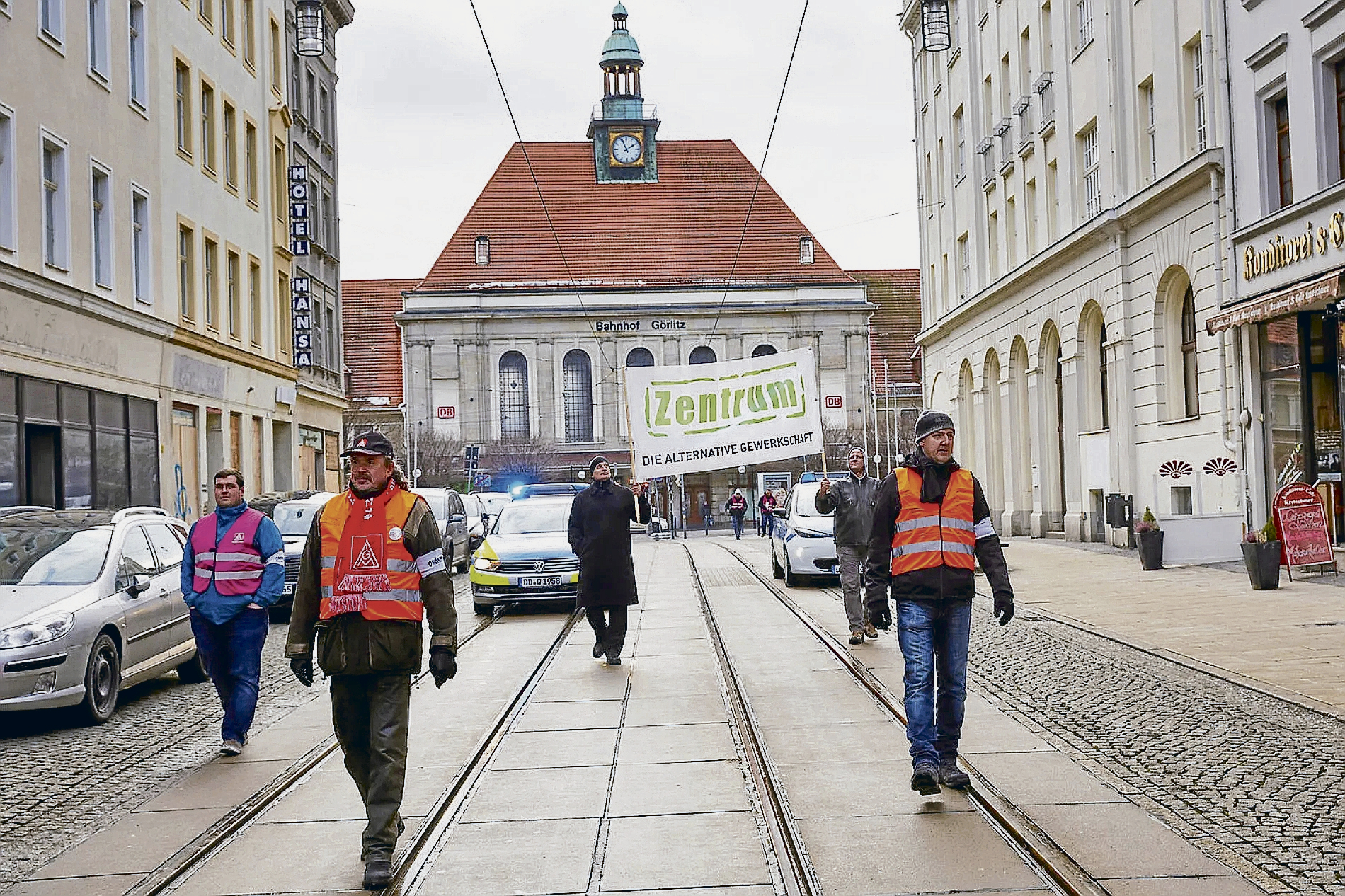 Ungebetene Gäste: Ordner der IG Metall umringen zwei Aktivisten von »Zentrum« auf einer Demonstration in Görlitz.