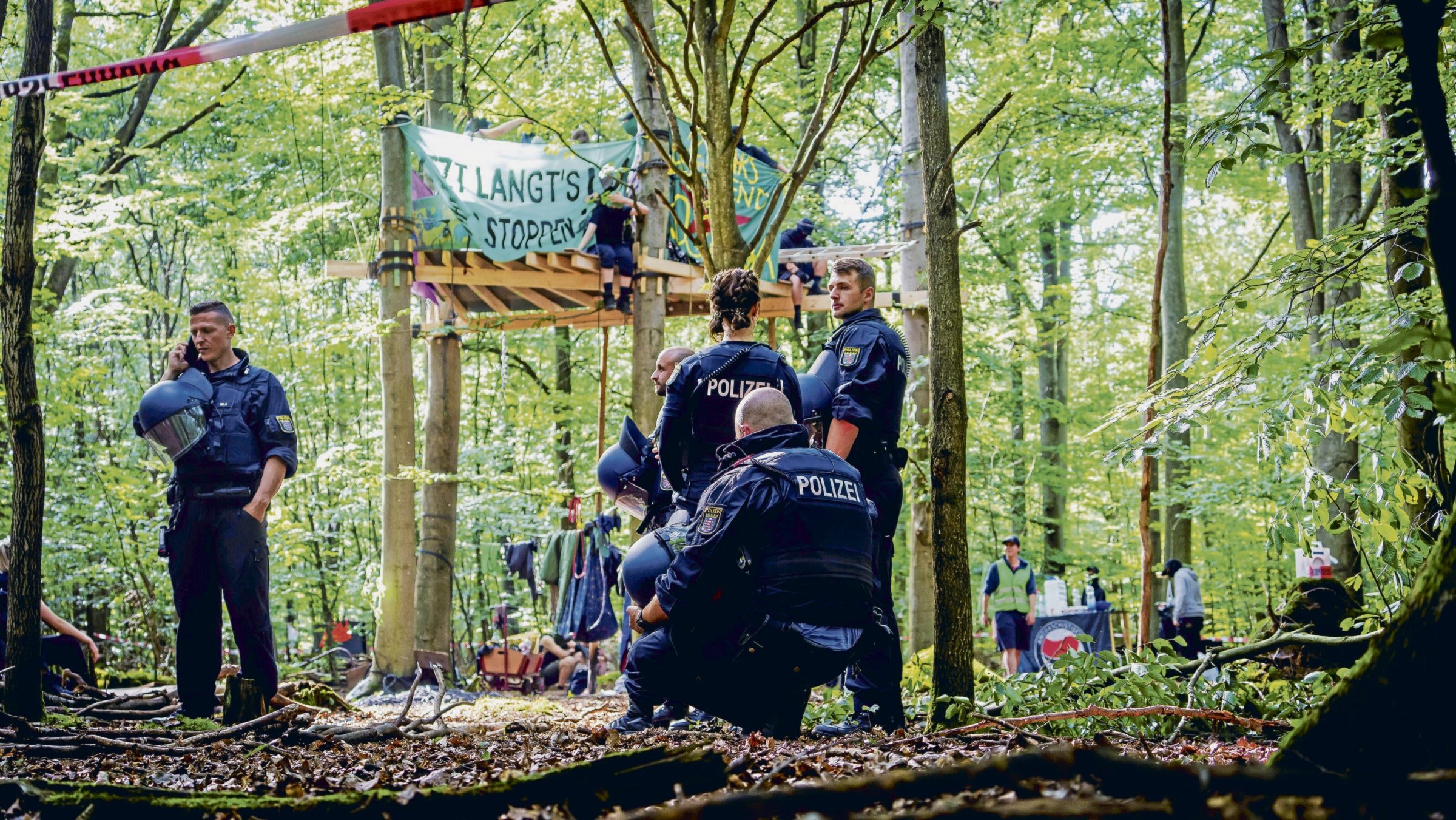 Polizeikräfte immer dabei: Klimaschützer errichteten im Langener Stadtwald eine Plattform, um dessen Rodung zu stoppen.