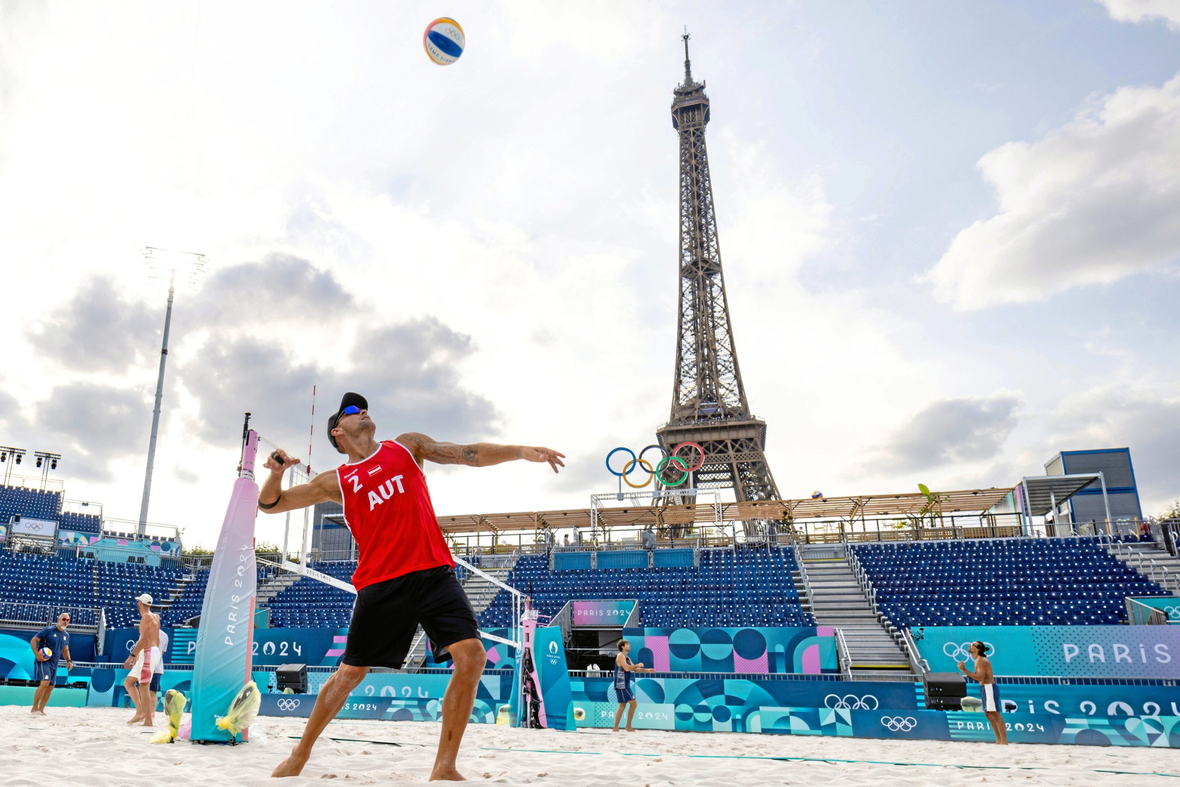 Beachvolleyball wird im Eiffelturm-Stadion gespielt, das nach den Spielen wieder abgebaut wird.