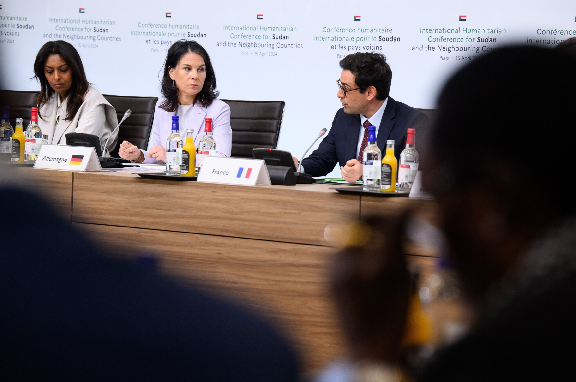 Stéphane Séjourné, Außenminister von Frankreich, spricht bei der humanitären Geberkonferenz für Sudan im Centre de Conférences ministériel. Neben ihm sitzt Außenministerin Annalena Baerbock (M, Bündnis 90/Die Grünen).