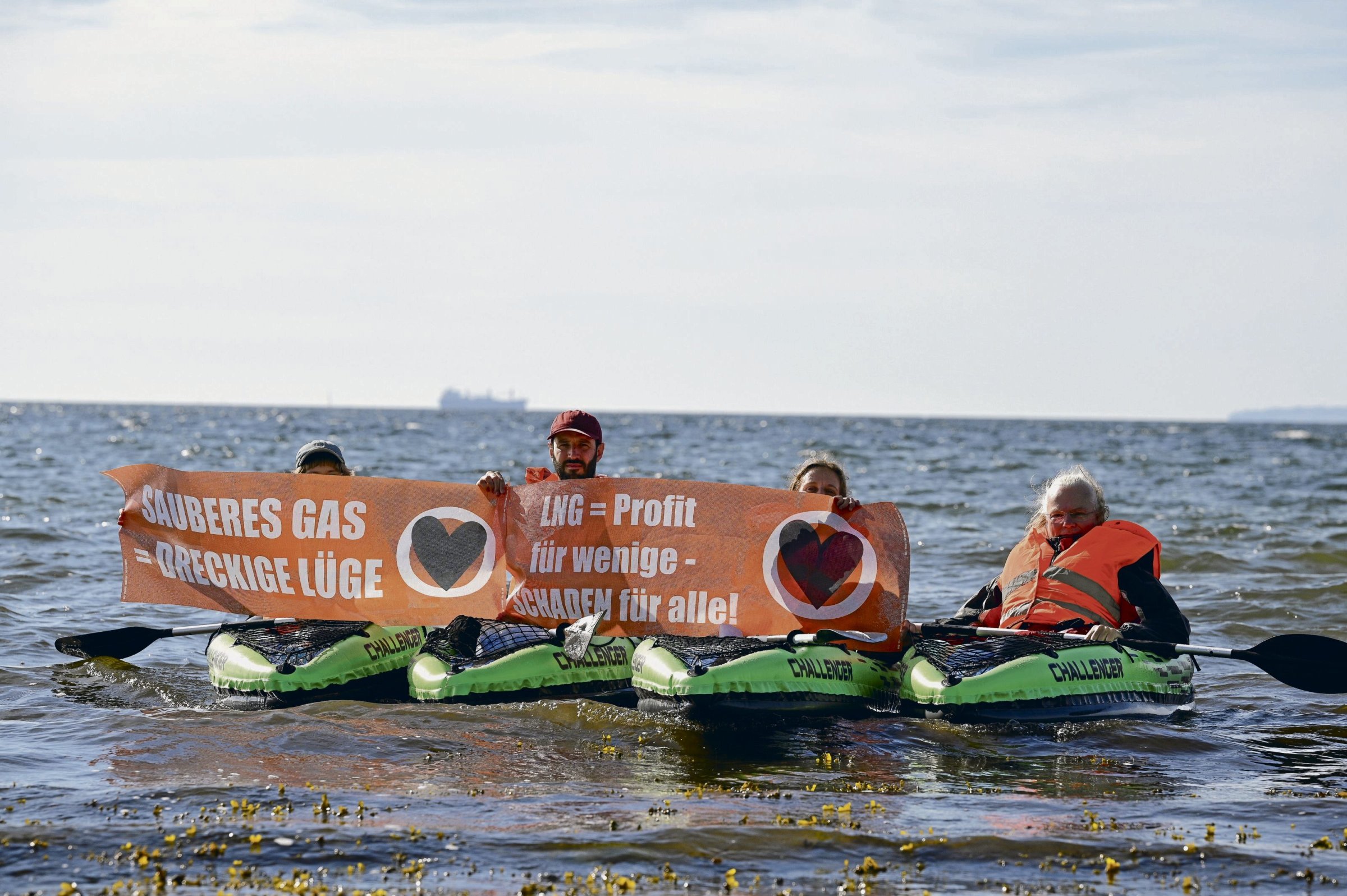 Das Problem der Letzten Generation: Eher symbolhafte Aktionen wie hier gegen das LNG Terminal auf Rügen sorgen zwar für weniger Aufregung – aber auch für weniger Aufmerksamkeit.