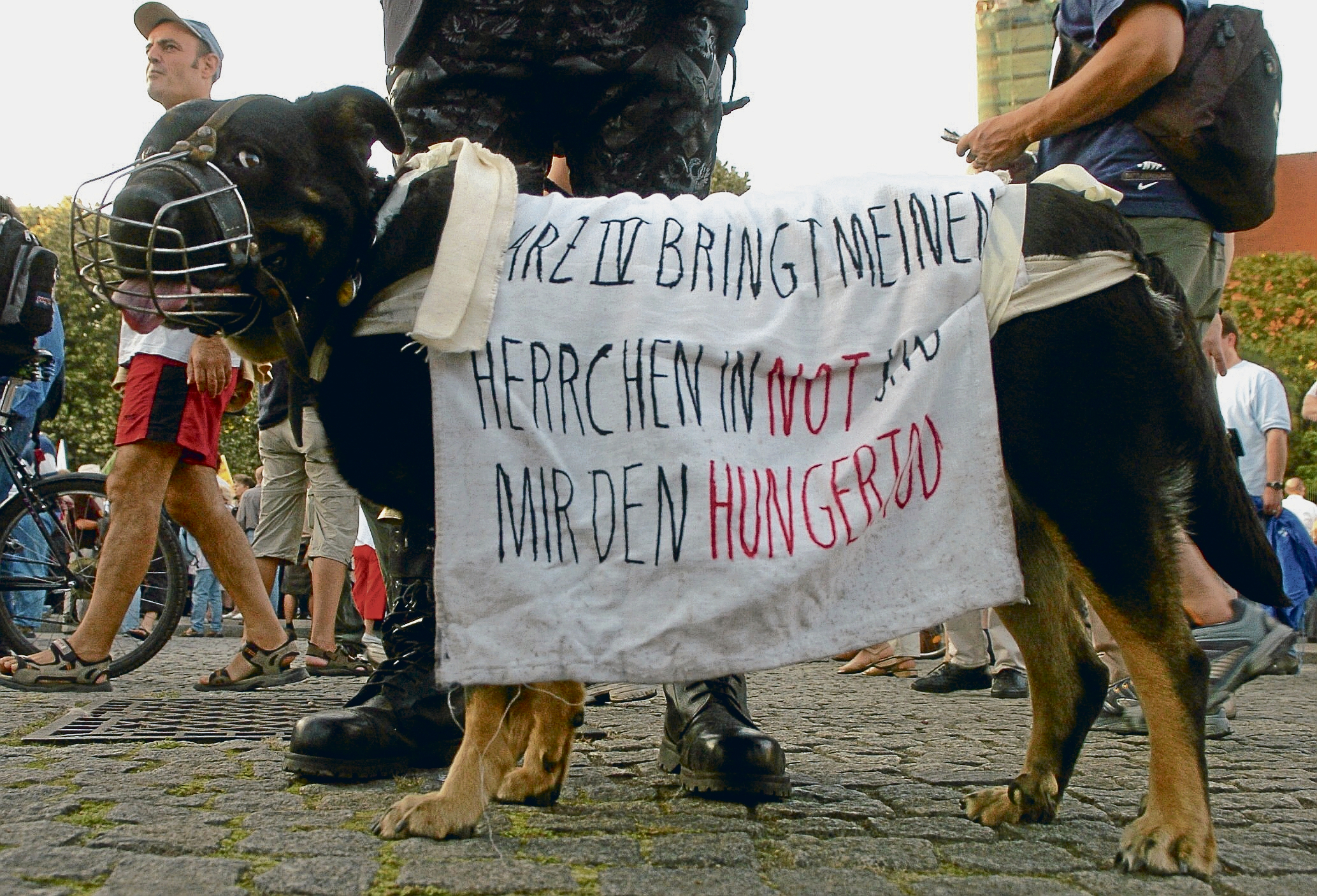 »Hartz IV bringt mein Herrchen in Not und mir den Hungertod«, meinte dieser Teilnehmer einer Demo gegen Sozialabbau 2004 in Berlin.