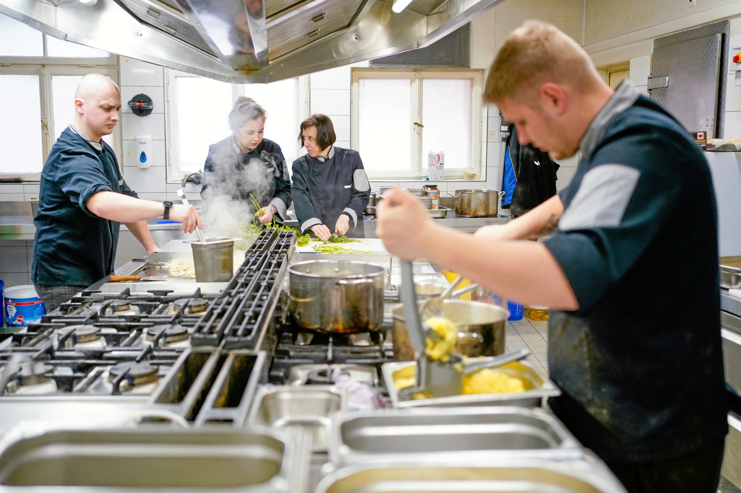 Insbesondere in der Gastronomie finden sich viele Beschäftigte mit geringen Lese- und Schreibkenntnissen.