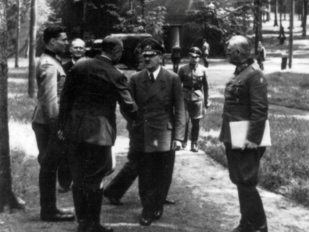 Stauffenberg (l.) mit Hitler vor dem "Führerbunker"