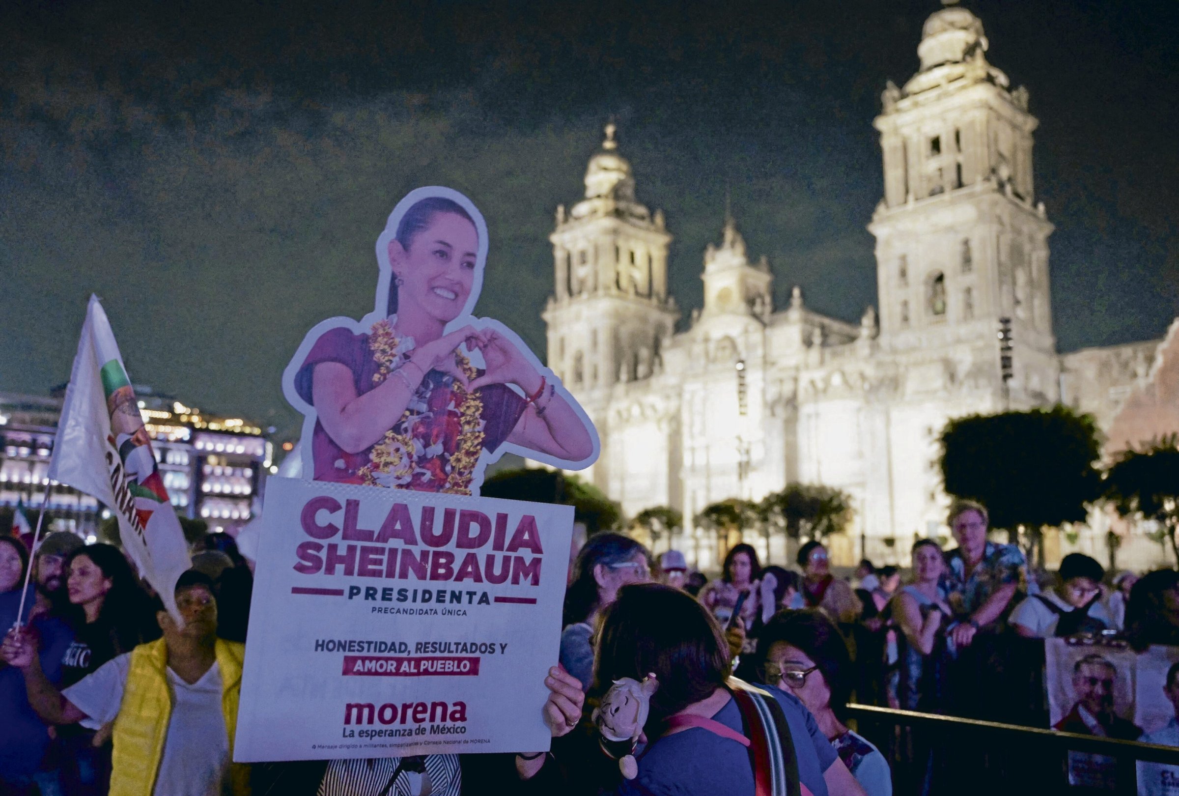 Unterstützer*innen von Claudia Sheinbaum warten am Wahltag auf dem Zocalo-Platz in Mexiko-Stadt auf die neue Präsidentin. Von dem charismatischen Vorgänger Andrés Manuel López Obrador wird sie sich emanzipieren müssen.