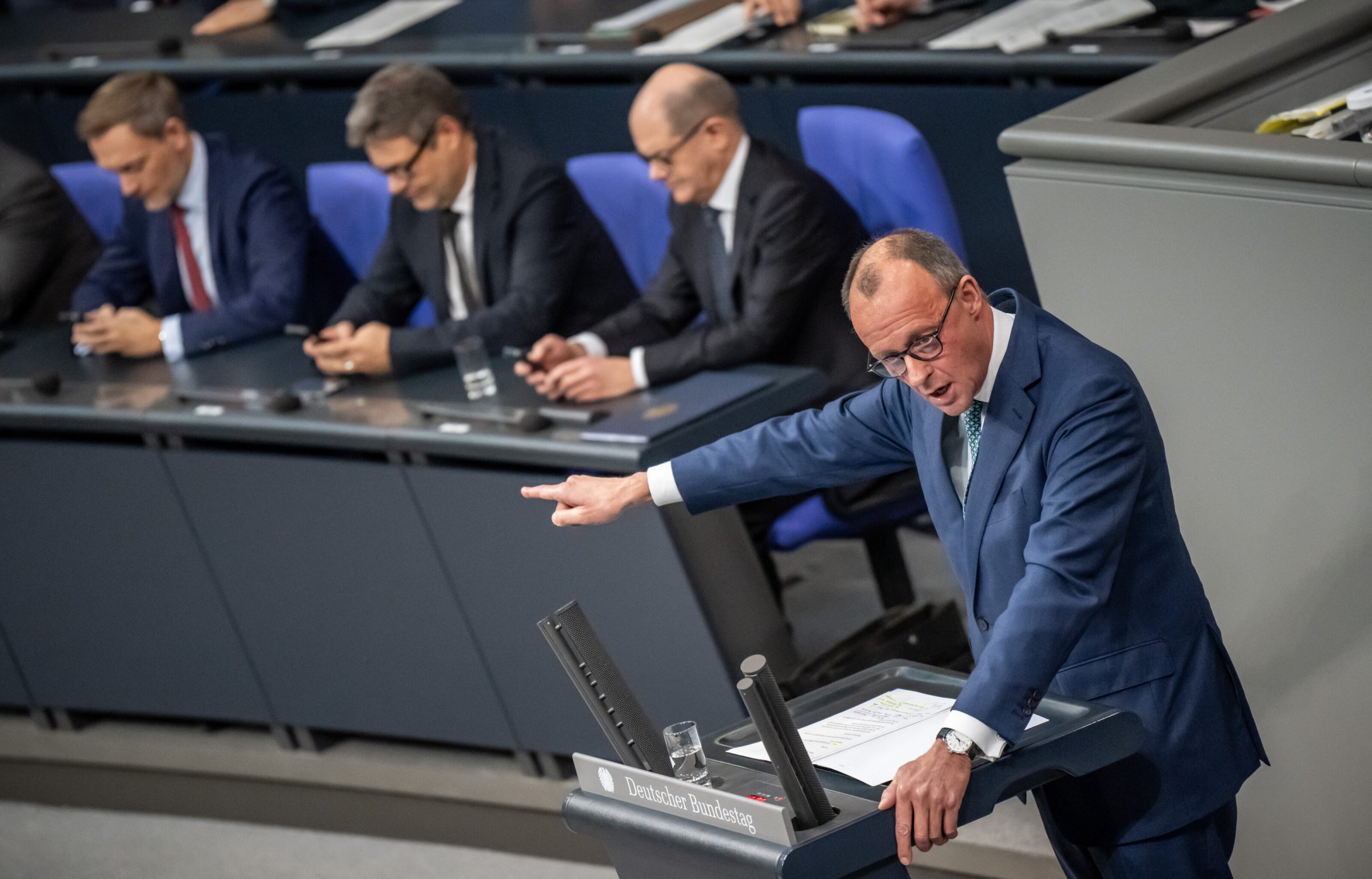 Nach dem Solingen-Attentat: CDU-Chef Friedrich Merz zeigt nach rechts, die Ampel-Koalitionäre gehen mit.