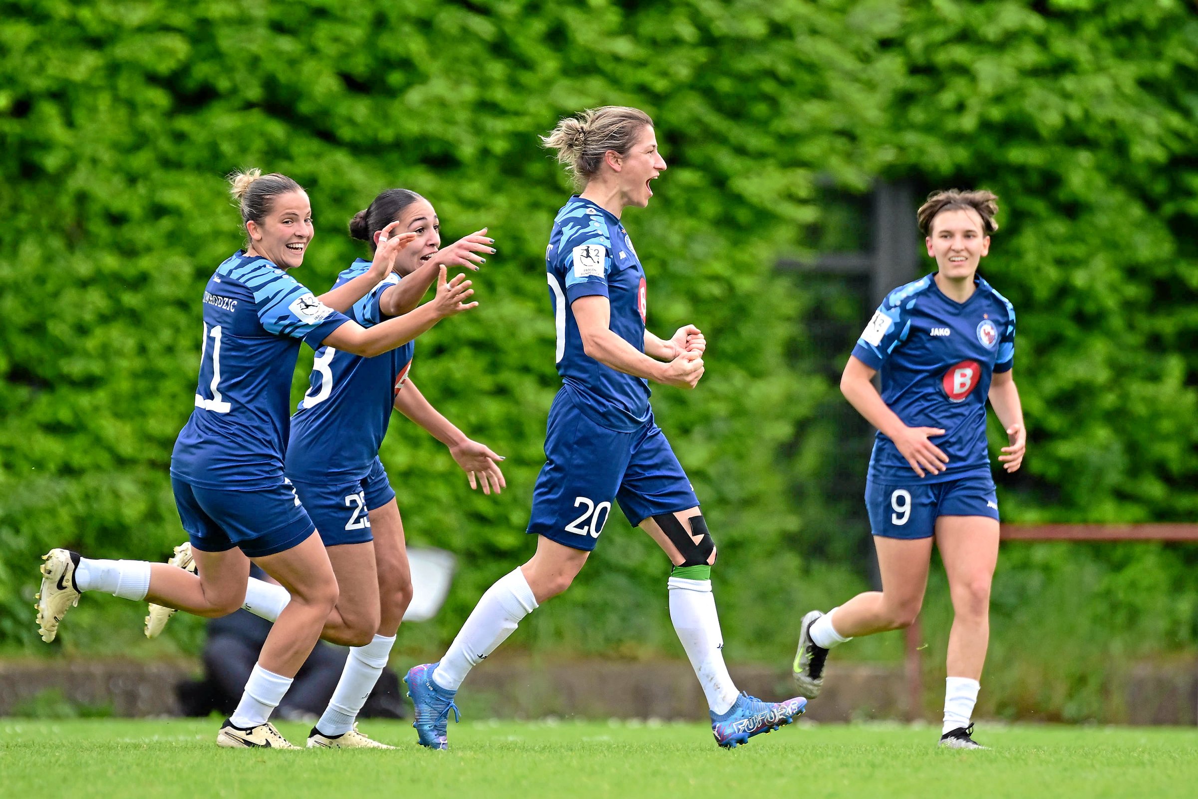 Europameisterin Bianca Schmidt (2. v. r.) beendete im Sommer ihre aktive Karriere. Jetzt will sie als Teammanagerin mithelfen, Turbine Potsdam in der Bundesliga zu halten.