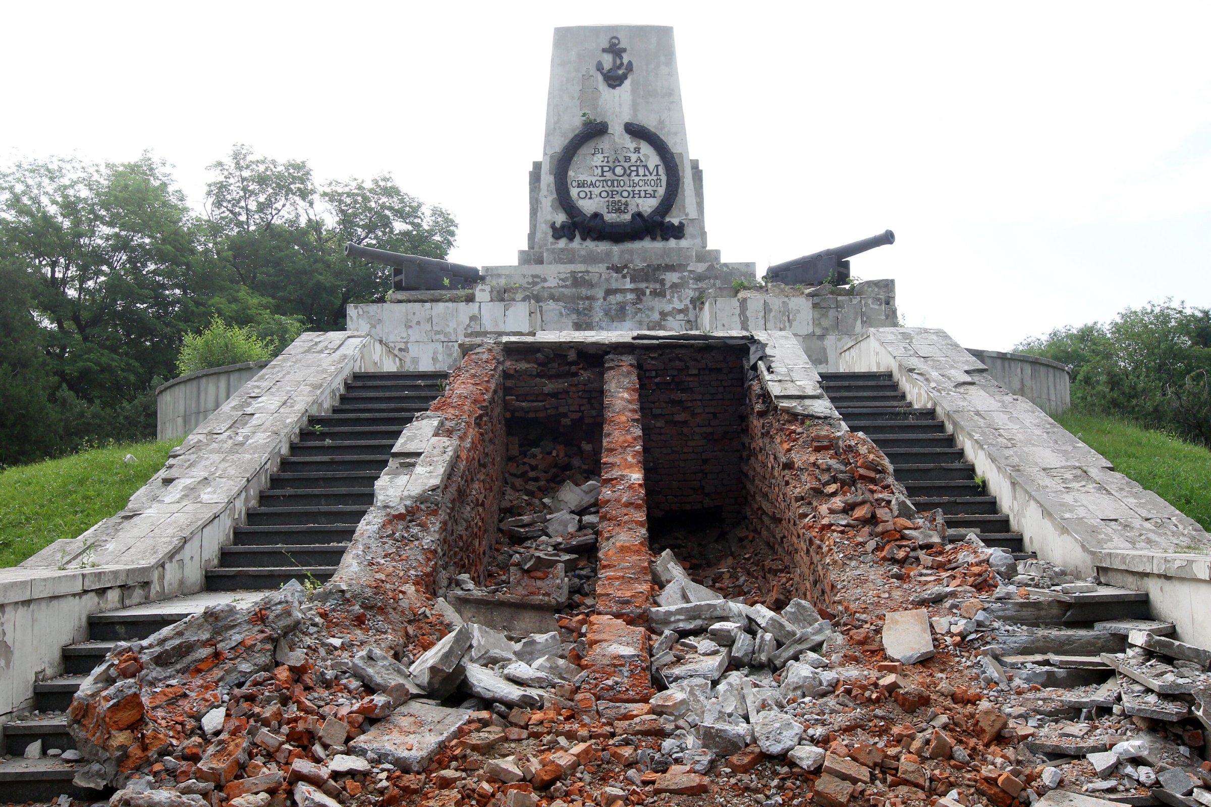 Auch eine Folge des Ukrainekrieges: Das Denkmal für die russischen Soldaten, die während des Krimkriegs (1853-1856) an der Verteidigung von Sewastopol teilgenommen haben, wird im Sewastopol-Park abgebaut.