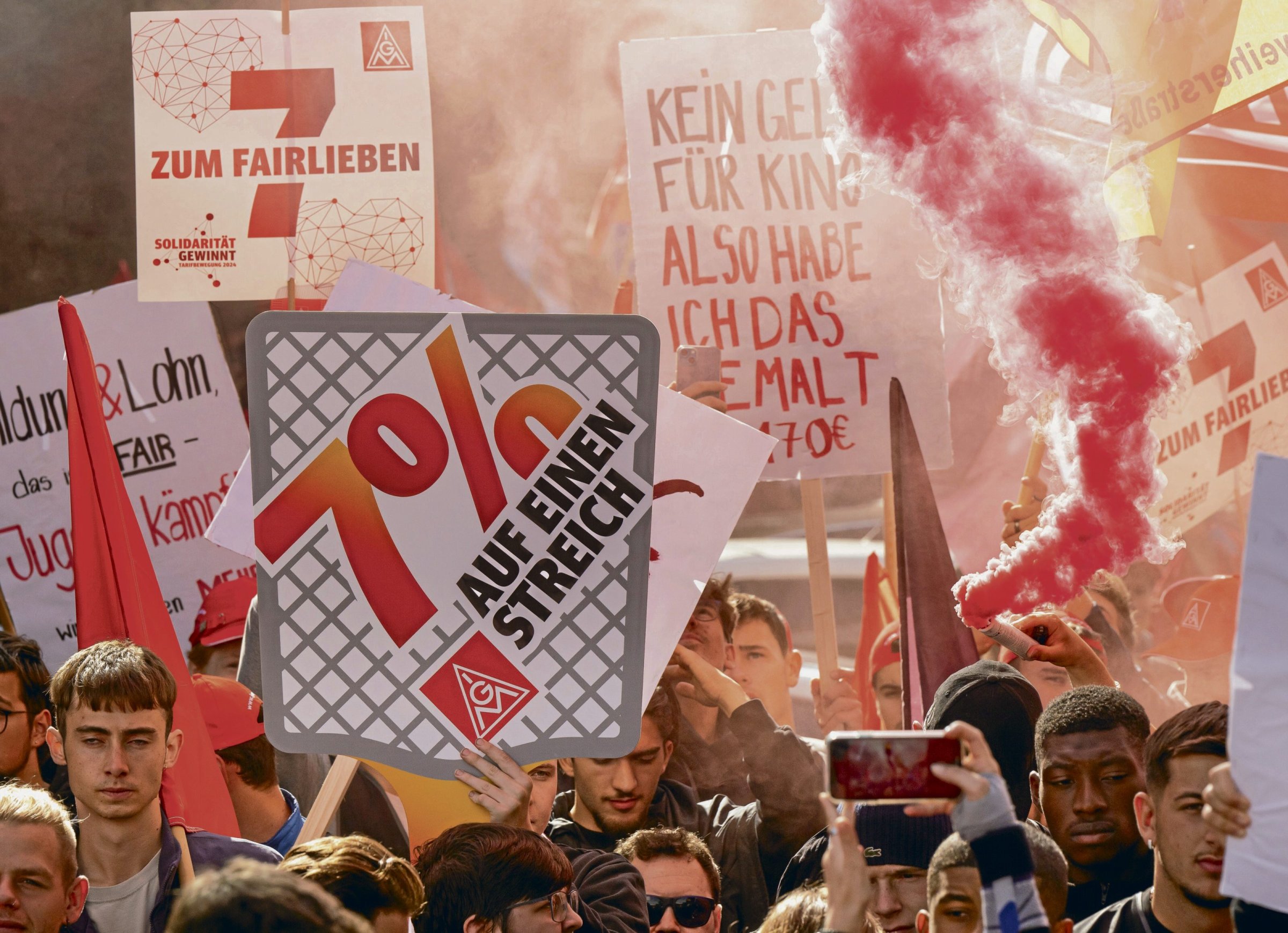 An einer Demonstration in München nahmen am Mittwoch laut IG Metall 5000 Beschäftigte teil.