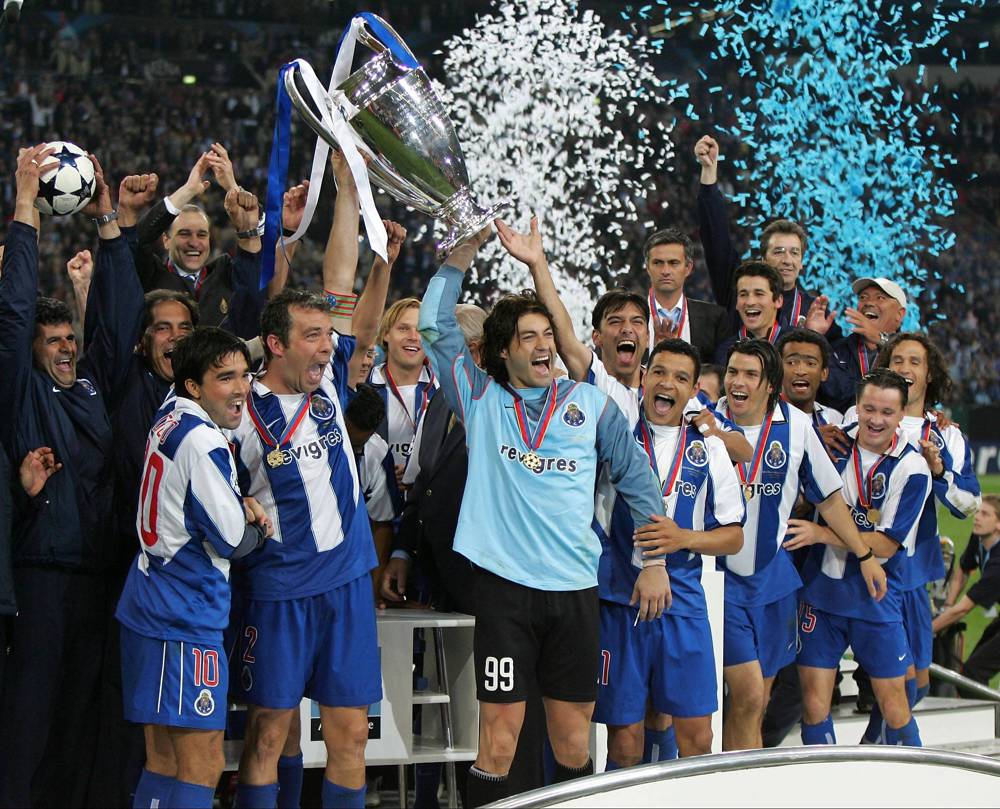 Die letzte Überraschung: 2004 gewinnt der FC Porto die Champions League. Torwart Vitor Baia und Jorge Costa präsentieren den Pokal, Trainer Jose Mourinho betrachtet das Geschehen scheinbar teilnahmslos aus dem Hintergrund.