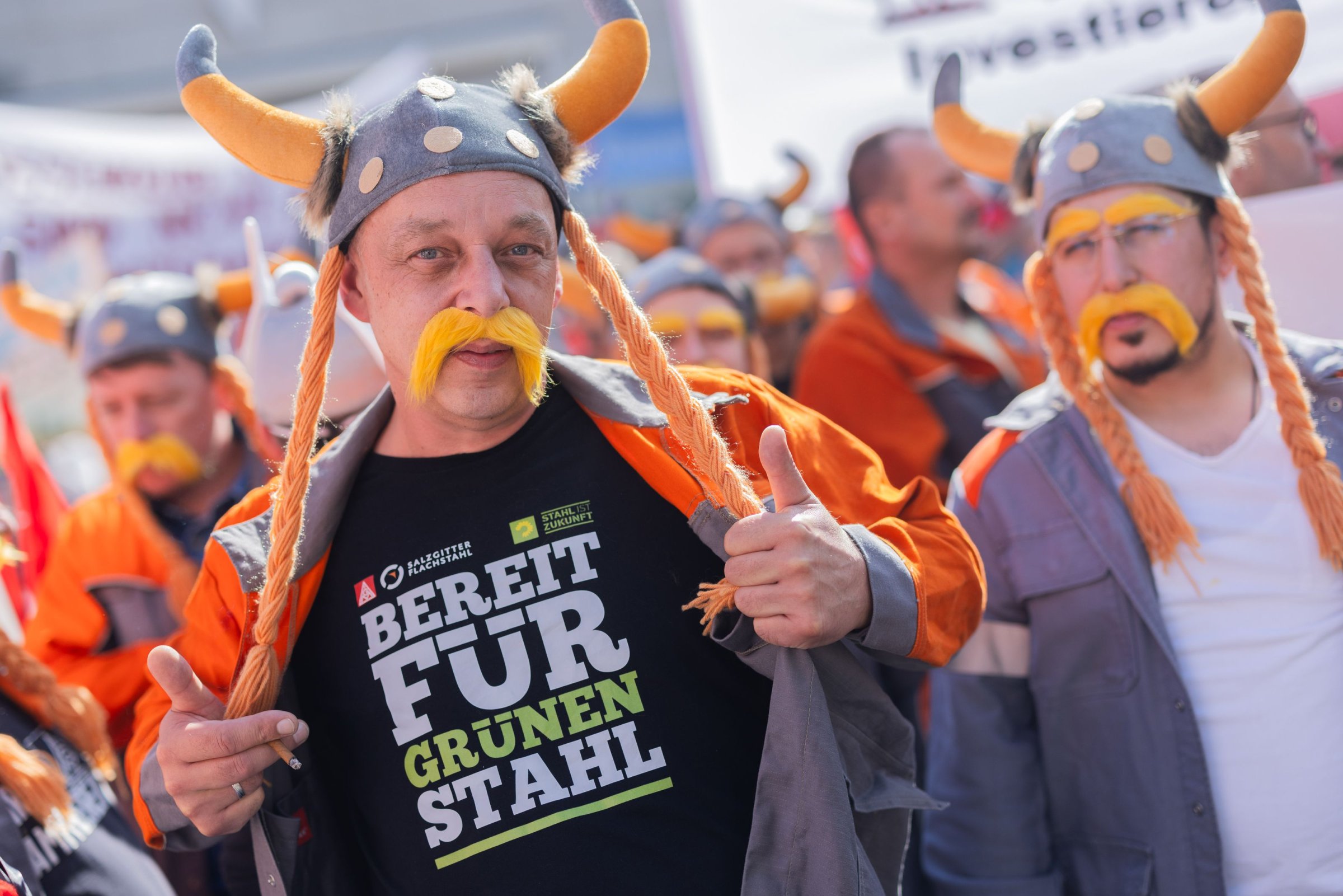 Stahlarbeiter als tapfere Gallier bei einer Demo in Duisburg am 16. September: Die feindlichen Römer sind für sie jene in der Politik, die an der Schuldenbremse festhalten. Die sei vor allem eine Bremse für dringend nötige Investitionen in die Transformation der Industrie.