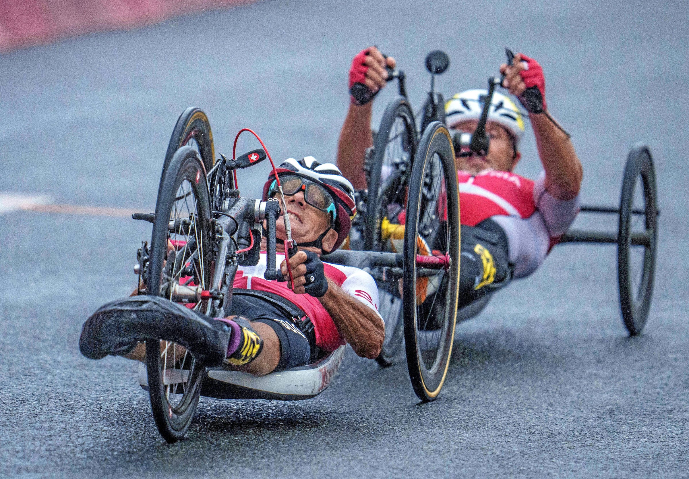 Mit 66 noch dabei: der Schweizer Handbiker Heinz Frei (vorn)