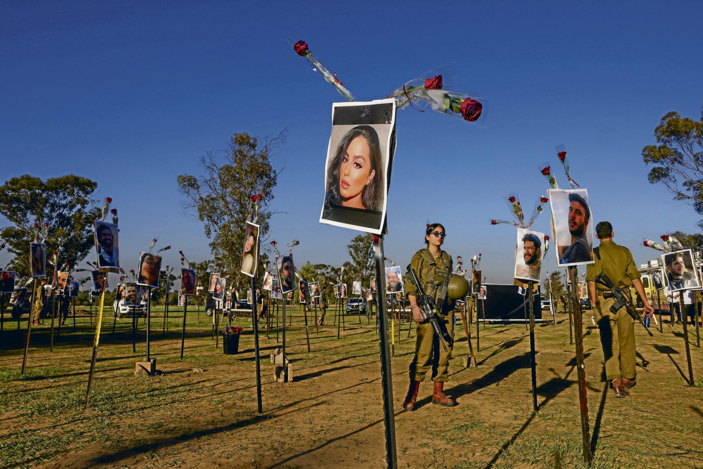 IDF-Soldaten bewachen das Gelände des Nova-Festivals, auf dem die Schilder der von der Hamas Ermordeten und Entführten stehen. Der Gazastreifen ist nur fünf Kilometer entfernt.