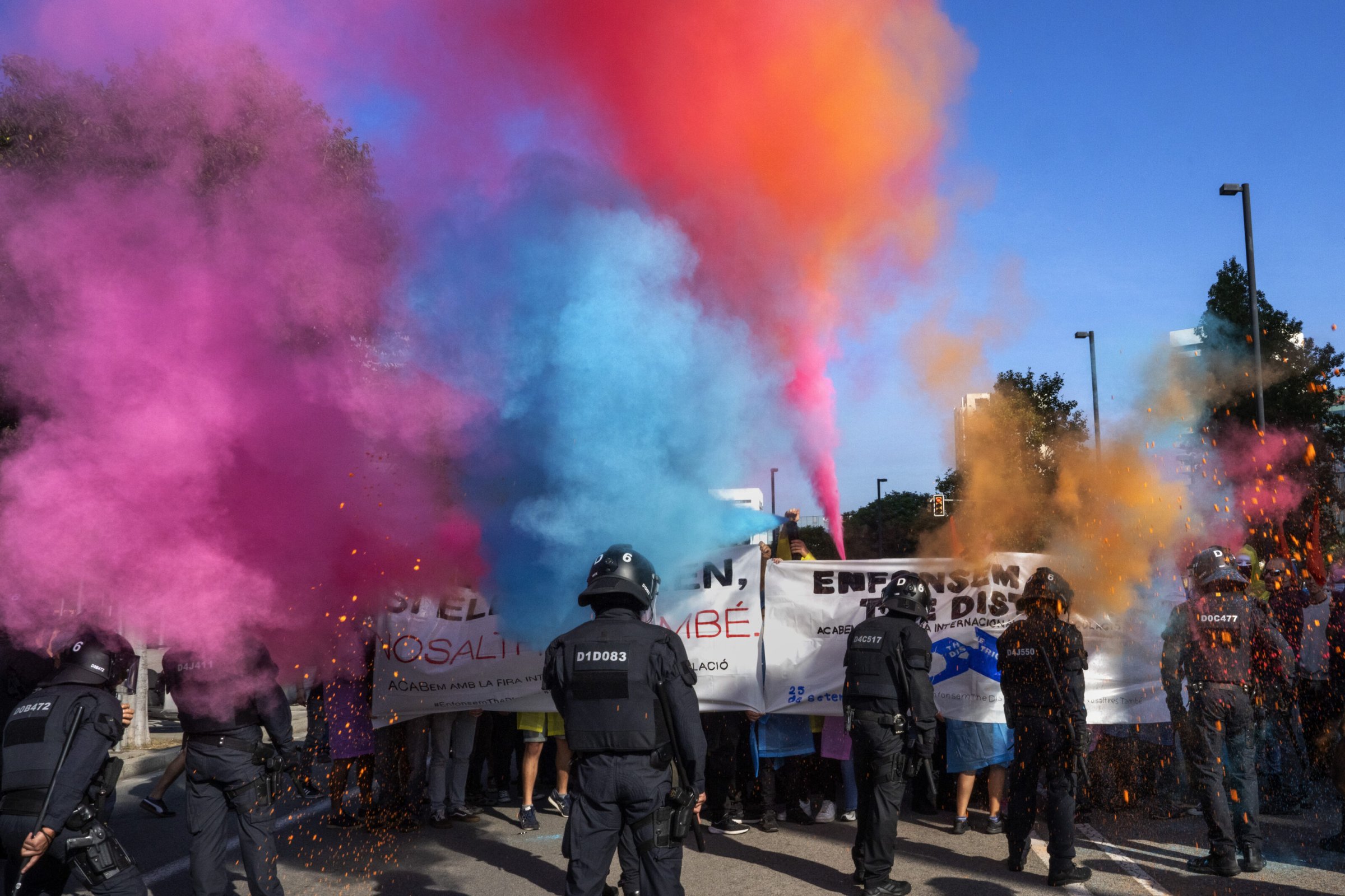 Demonstration für Zugang zu bezahlbarem Wohnraum am Rande einer Immobilienmesse in Barcelona.