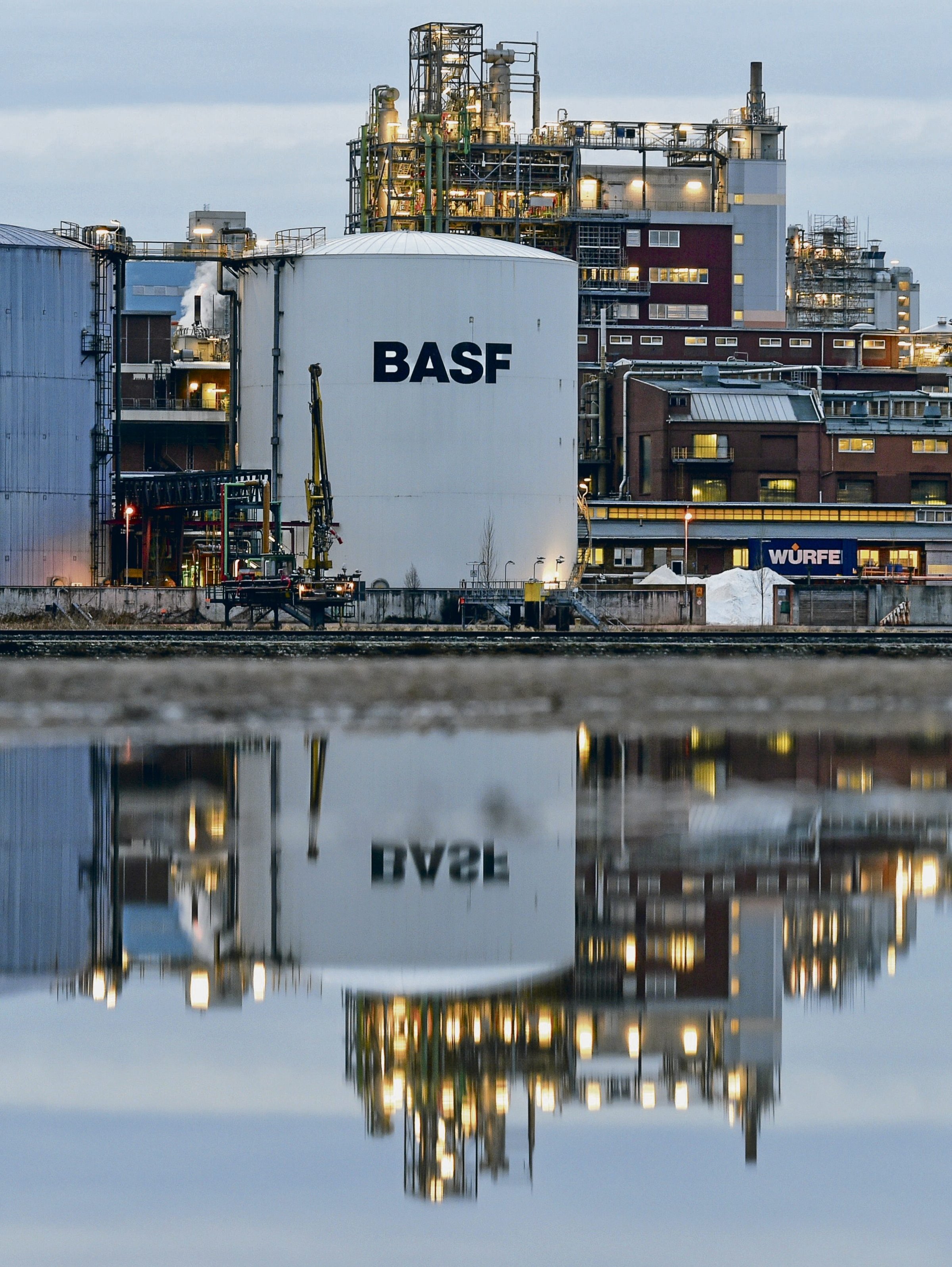 BASF-Chemiepark in Ludwigshafen: Ob die EU ihre Klimaziele erreichen wird, liegt vor allem an der Wirtschaftsgroßmacht Deutschland.