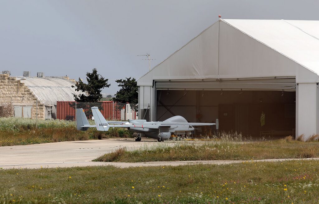 Eine israelische »Heron« auf dem internationalen Flughafen in Valletta. Frontex hat Flugzeuge und Drohnen zur Luftüberwachung in Malta, Italien und Griechenland stationiert.