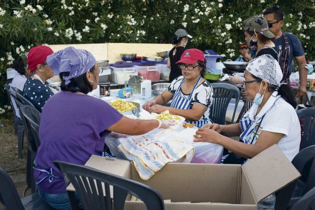 Viele philippinische Migrant*innen sind in der Gewerkschaft Kasapi organisiert. Die Community hat sich beim letztjährigen Antirassismus-Tag in Athen eingebracht, bei dem Menschen aus unterschiedlichen Ländern gemeinsam gekocht haben.