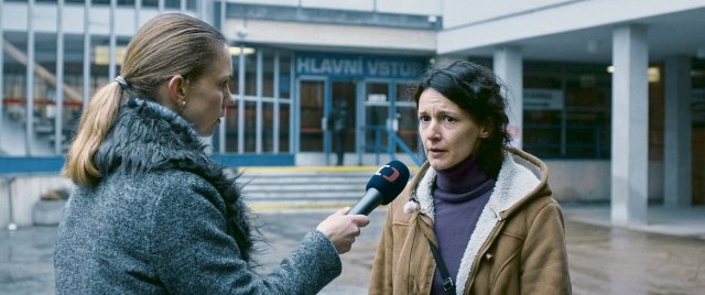 Als eine Moderatorin Irina (Vita Smachelyuk, rechts) fragt, ob sie keine Probleme mit den Roma hätte, wird klar, dass Irina und das Schicksal ihres Sohnes für politische Stimmungsmache instrumentalisiert werden.