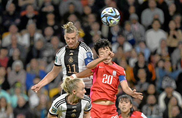 Hoch, höher, Alexandra Popp: Nur die Kapitänin hielt dem Druck im Spiel gegen Südkorea stand.