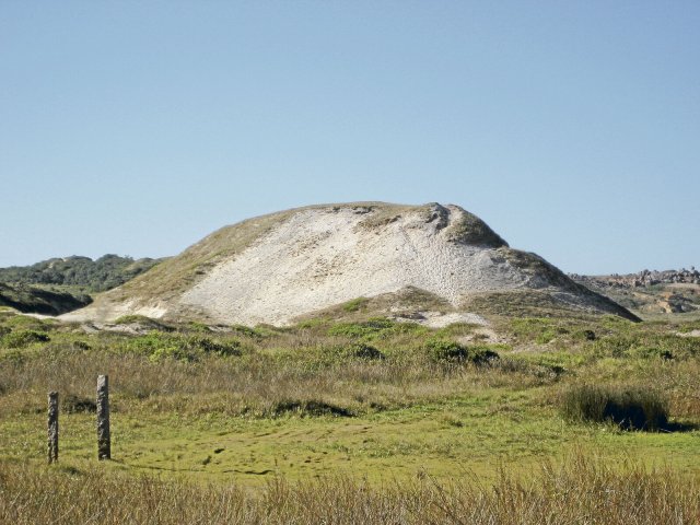 Sambaquis sind Hügel aus Muscheln und anderem kalkhaltigen Material.