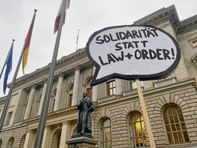 Der Senat ist anderer Meinung: Protest des Bündnisses für soziale Sicherheit gegen die Novelle des Allgemeinen Sicherheits- und Ordnungsgesetzes vor dem Abgeordnetenhaus am Donnerstag