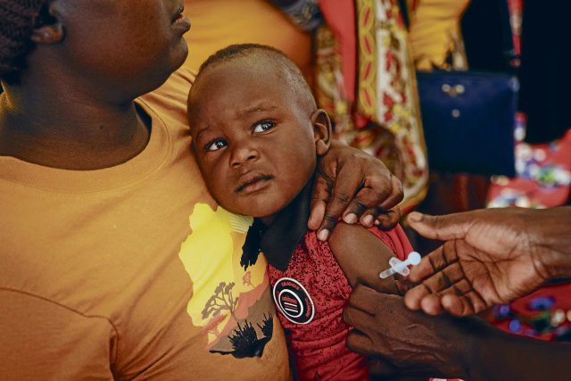 Babys und Kleinkinder haben das größte Risiko an Malaria zu sterben. Zwei neue Impfstoffe sollen die Kinder schützen.