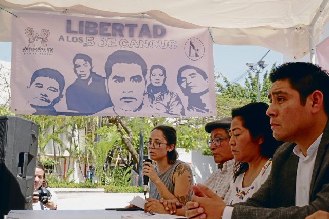 Pressekonferenz der Gruppe No estamos todxs vor den Justizgebäuden in der Landeshauptstadt Tuxtla Gutiérrez. Auf dem Transparent im Hintergrund die Gesichter der fünf Gefangenen von Cancuc.