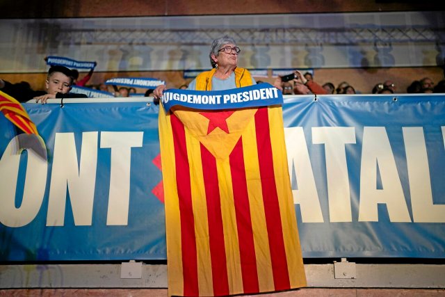 Nach dem Wahlausgang vom 12. Mai nicht sonderlich wahrscheinlich: Puigdemont Präsident wünscht sich eine Anhängerin des ehemaligen katalanischen Regionalpräsidenten Carles Puigdemont, der noch im Brüsseler Exil weilt.