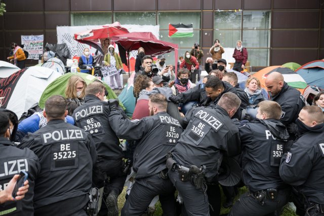 Polizeibeamte gehen während propalästinensischen Demonstration der Gruppe »Student Coalition Berlin« auf dem Theaterhof der Freien Universität Berlin gegen Demonstranten vor.