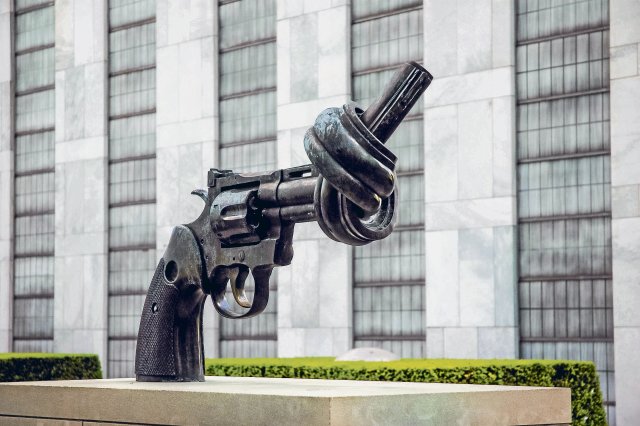 Symbol aus friedlicheren Zeiten: Die Pistole mit verknotetem Lauf vor dem Hauptsitz der Vereinten Nationen in New York