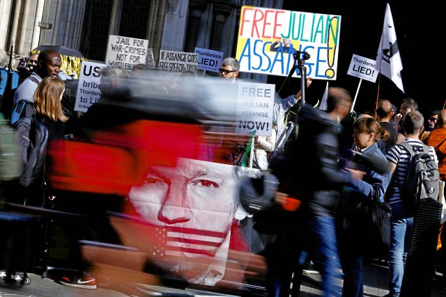 Anhänger von Wikileaks-Gründer Julian Assange fordern von dem Obersten Gerichtshof in London seine Freilassung.