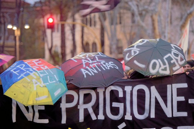 Freiheit für alle verhafteten Antifas forderte im März anläßlich des Verfahrens in Budapest eine Demonstration in Rom.