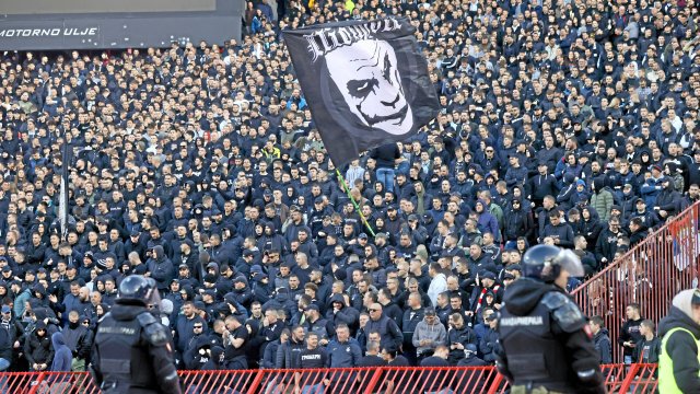 Die dunkle Schar der Schwerz-Weißen: der Fanblock von Partizan Belgrad