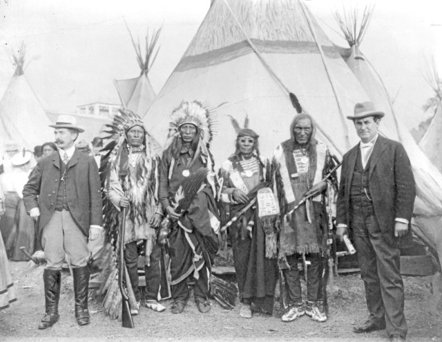 Wenn sie sich gegen die Eindringlinge wehren wollten, mussten sie bei denen Gewehre kaufen: Vier Chiefs der Sioux und ein Präsidentschaftskandidat der Demokraten (r.) in Buffalo, 1901.