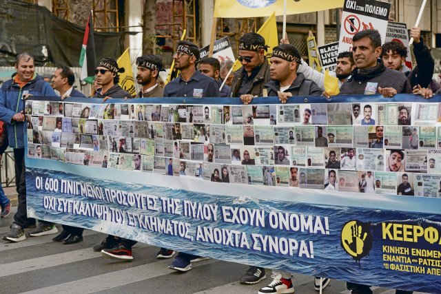 Überlebende des Schiffsunglücks von Pylos, bei dem mehr als 600 Geflüchtete ertrunken sind, fordern mit Unterstützern bei einer Demonstration Mitte März in Athen Gerechtigkeit.