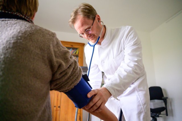Jonas Niemann, Hausarzt im Wendland, misst den Blutdruck bei einer Patientin. Auch in dieser Region gibt es nur noch wenige allgemeinmedizinische Praxen.