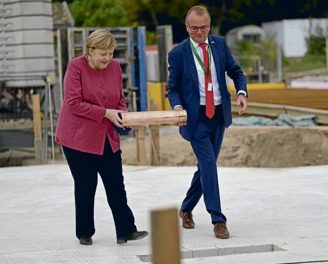 Kanzlerin Merkel und Bürgermeister Tabbert legen 2021 den Grundstein für eine Kita.