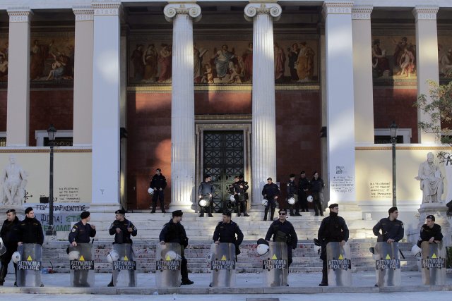 Belagerung der Universität in Athen anlässlich eines Hungerstreiks 2015. Erst seit 2022 darf die Polizei Hochschulgelände betreten.