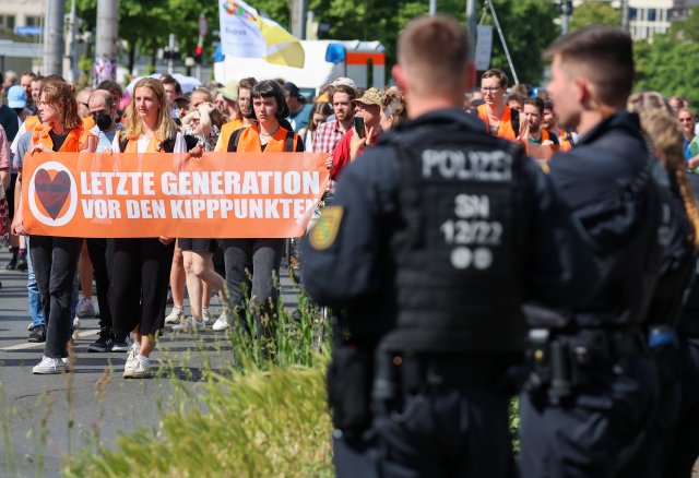 Als Reaktion auf eine großangelegte Razzia gegen die Letzte Generation im Mai 2023 fanden deutschlandweit Protestmärsche statt, hier zu sehen ist die Demonstration in Leipzig.